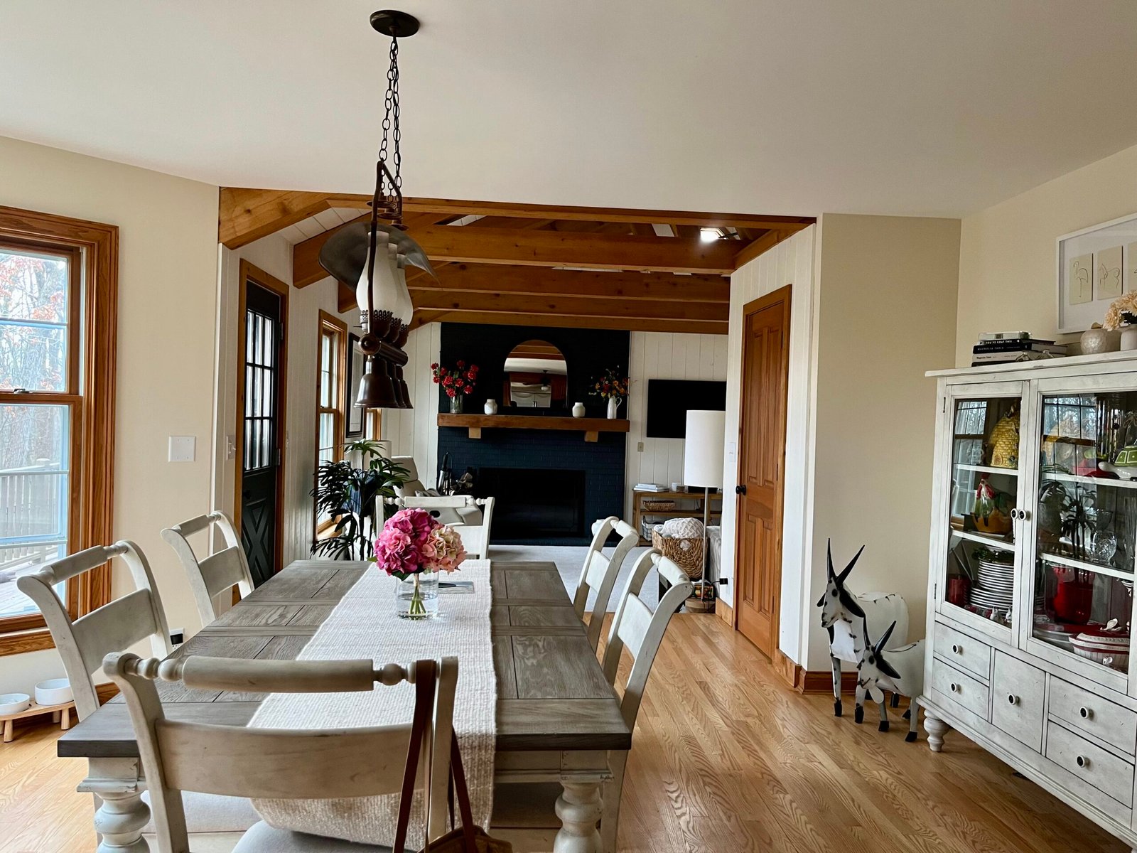 Freshly painted dining room and living room walls by Craine Painting in Lake Geneva, Wisconsin